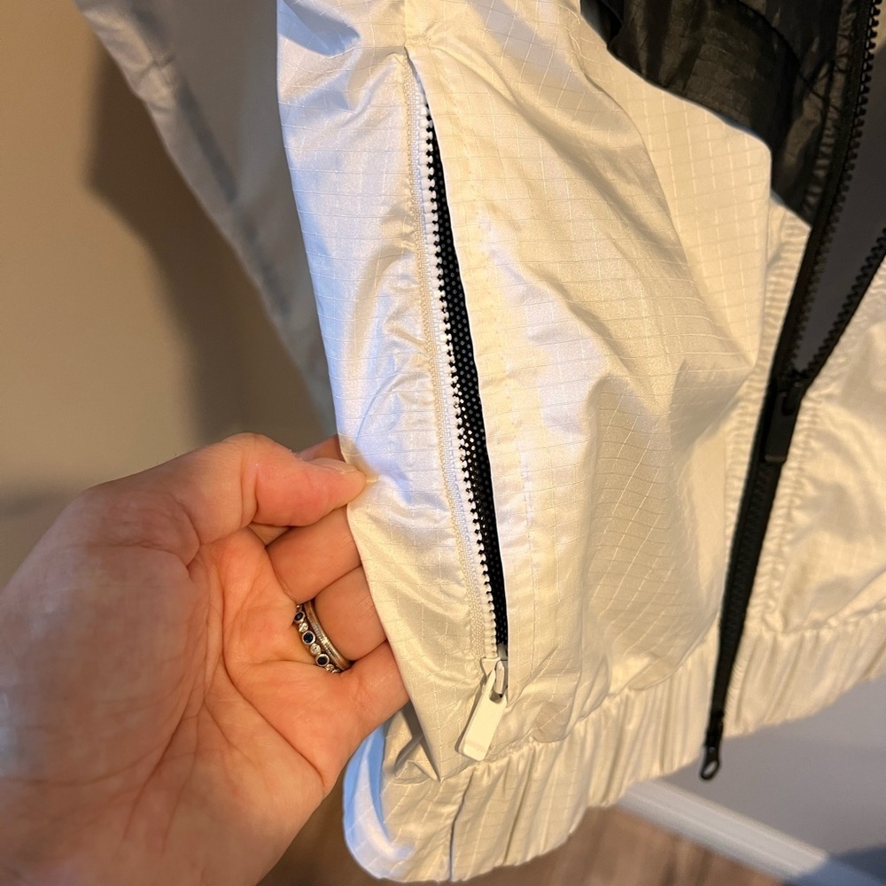 Lightweight Nike Two-Tone Black and White Hooded Jacket - Picture 5 of 7